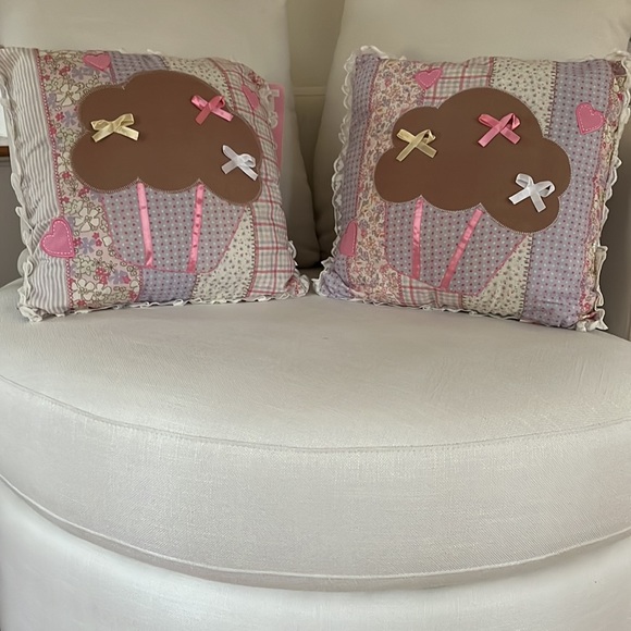 LOVE & CUPCAKES Cupcake Pillow - Picture 1 of 12